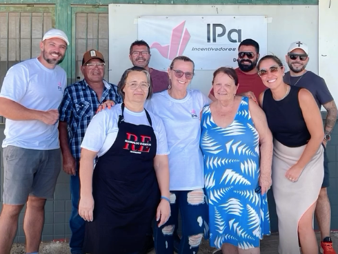 Equipe IPa reunida em frente ao banner