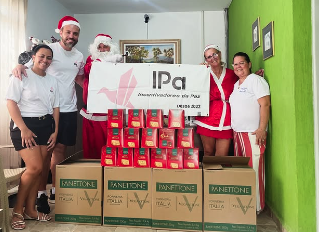 Natal solidário — equipe IPa com Papai Noel e panetones