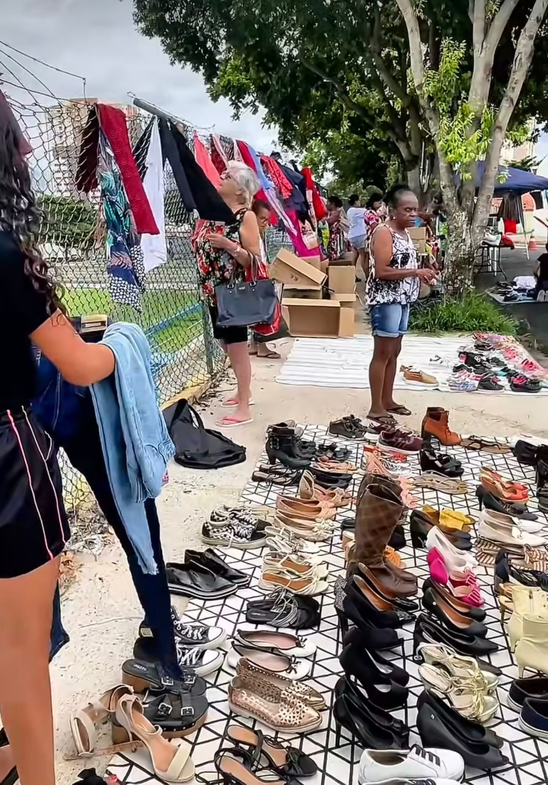 Bazar solidário da IPa — calçados e roupas à disposição da comunidade